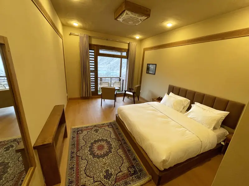King room with mountain window
