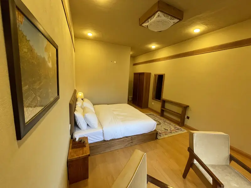 King room with seating